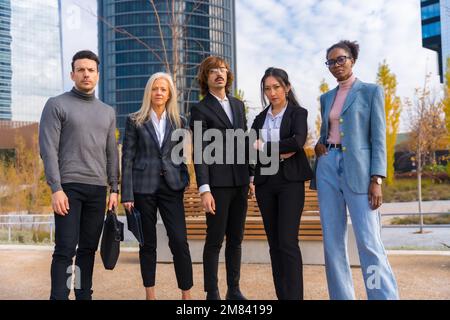 Firmenporträt einer Gruppe multiethnischer Geschäftsleute und Geschäftsfrauen außerhalb des Büros Stockfoto