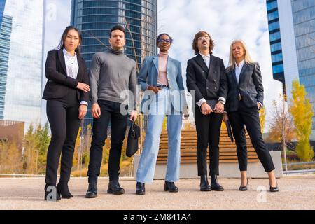 Firmenporträt einer Gruppe multiethnischer Geschäftsleute und Geschäftsfrauen außerhalb des Büros Stockfoto