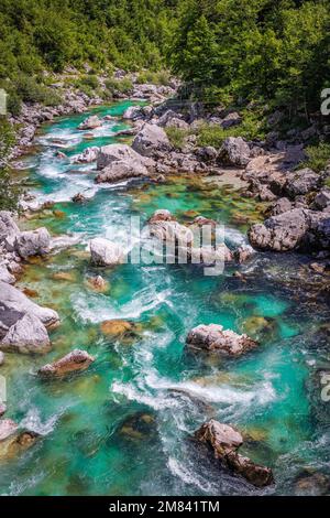 Soca-Tal, Slowenien - Luftaufnahme des smaragdgrünen alpinen Flusses Soca an einem sonnigen Sommertag mit grünem Laub. Wildwasser-Rafting in Slowenien Stockfoto