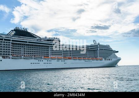 Kreuzfahrtschiffe liegen im Hafen von Triest vor Stockfoto