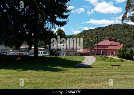 Ich schaue auf die Smith Street in Reefton vom Strand am Fluss. Stockfoto