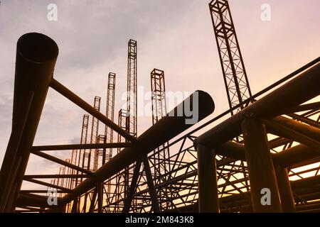 Stahlträgerkonstruktion. Säulenstruktur im Außenbereich aus großen Stahlrohren. Stockfoto
