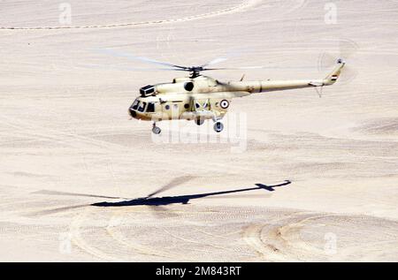 Ein sowjetischer ägyptischer Mi-8 Hip-Hubschrauber bereitet sich auf die Landung während der multinationalen Joint Service Übung Bright Star '85 vor. Betreff Betrieb/Serie: BRIGHT STAR '85 Land: Ägypten (EGY) Stockfoto