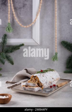 Stollen, traditioneller festlicher deutscher Weihnachtskuchen Stockfoto