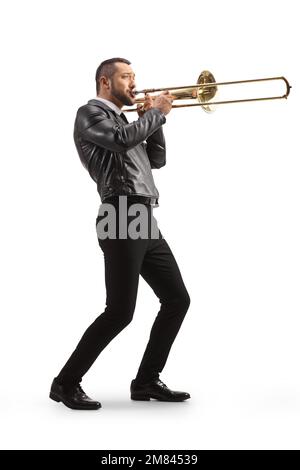 Aufnahme eines modernen männlichen Musikers in voller Länge, der eine Posaune spielt, isoliert auf weißem Hintergrund Stockfoto