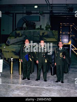 Mitglieder einer peruanischen Militärdelegation, die das US Army Armor Center besuchen, versammeln sich vor einem M1 Abrams Hauptkampfpanzer für ein Foto. Basis: Fort Knox Bundesstaat: Kentucky (KY) Land: Vereinigte Staaten von Amerika (USA) Stockfoto