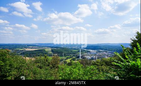Blick auf das Ruhrgebiet von den steilen Hängen des Ruhrgebiets Hohensyburg und Hagen. Landschaft im Ruhrgebiet. Stockfoto