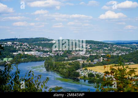 Blick auf den Harkortsee und Herdecke vom Harkort Tower. Landschaft im Ruhrgebiet. Stockfoto