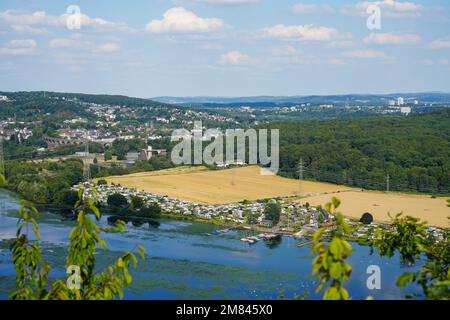 Blick auf den Harkortsee und Herdecke vom Harkort Tower. Landschaft im Ruhrgebiet. Stockfoto