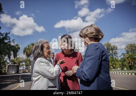 Addis Abeba, Äthiopien. 12. Januar 2023. Die Außenministerin Annalena Baerbock (Bündnis90/die Grünen, M) steht neben der äthiopischen Präsidentin Sahle-Work Zewde neben der französischen Außenministerin Catherine Colonna (r). Baerbock möchte Gespräche mit der äthiopischen Regierung und der Regionalorganisation Afrikanische Union (AU) führen. Die äthiopische Regierung hatte im November ein Friedensabkommen mit der Tigray People's Liberation Front (TPLF) geschlossen. Kredit: Michael Kappeler/dpa/Alamy Live News Stockfoto