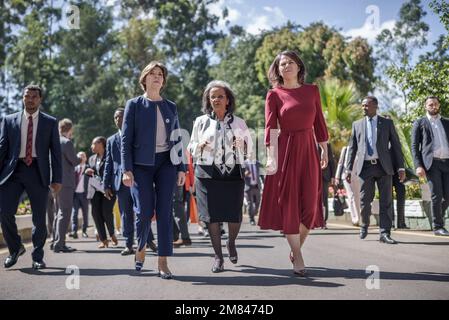 Addis Abeba, Äthiopien. 12. Januar 2023. Annalena Baerbock (Bündnis90/die Grünen, r) Außenministerin, führt mit Catherine Colonna (l) Außenministerin Frankreichs, neben Sahle-Work Zewde (M), Präsidentin Äthiopiens. Baerbock plant Gespräche mit der äthiopischen Regierung und der Regionalorganisation der Afrikanischen Union (AU). Die äthiopische Regierung hatte im November ein Friedensabkommen mit der Tigray People's Liberation Front (TPLF) geschlossen. Kredit: Michael Kappeler/dpa/Alamy Live News Stockfoto