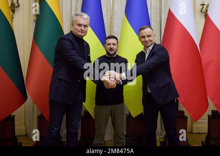 Lviv. 11. Januar 2023. Krieg in der Ukraine. Präsident Wolodymyr ZELENSKYY am 11. Januar 2023 in Lemberg. Präsident Volodymyr SELENSKYY trifft den polnischen Präsidenten Andrzej Duda und den litauischen Präsidenten Gitanas Nauseda, reist den ukrainischen Präsidenten in die Region Lemberg und trifft sich mit den Präsidenten Polens und Litauens. Credit: The Presidential Office of Ukraine via/dpa/Alamy Live News Stockfoto