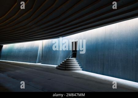 Minbar der Sancaklar-Moschee. Moderne islamische Architektur. Istanbul Turkiye - 11.12.2022 Stockfoto