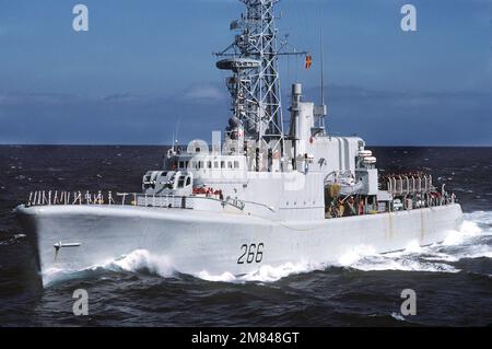 Ein Hafenbogenblick auf die kanadische Fregatte HMCS NIPAGON (F-266), die während der NATO-Übung OCEAN SAFARI '85 im Gange ist. Betreff Operation/Serie: OCEAN SAFARI '85 Land: Atlantik (AOC) Stockfoto