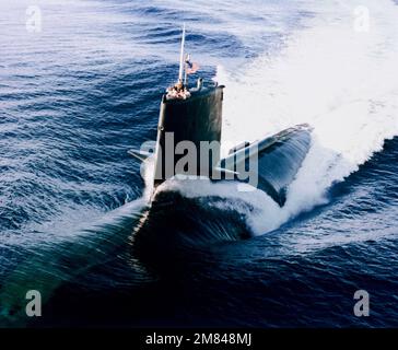 Ein Hafenbogenblick auf das nuklearbetriebene Angriffs-U-Boot USS SHARK (SSN-591) im Gange. Land: Unbekannt Stockfoto