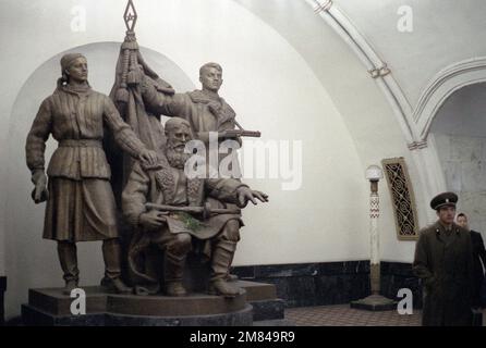 Ein Blick in die obere Halle der Prospect Mira Station des Moskauer U-Bahn-Systems zeigt eine große Gedenkstätte für die sowjetischen Partisanen, die am 1941 die Nazi-Invasion weiter bekämpften. Fast jede der 132 Stationen im System hat eine Art Anerkennung für frühere Helden des sowjetischen Lebens. Basis: Moskau Land: Russland (RUS) Stockfoto