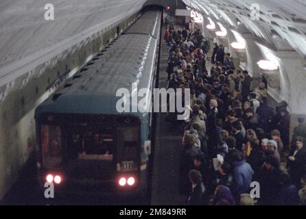Ein Blick von oben auf einen der Züge des Moskauer U-Bahn-Systems, die in die Prospect Mira Station fahren. Rund 7 Millionen Menschen nutzen diese U-Bahn jeden Tag, um zur Arbeit zu kommen. Das System ist 215 Kilometer lang. Basis: Moskau Land: Russland (RUS) Stockfoto