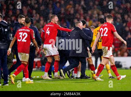 Dateifoto vom 11.-01-2023 von Nottingham Forest Manager Steve Cooper versucht einzugreifen, als die Gemüter zwischen den Spielern nach einem Elfmeterschießen explodieren. Die Fußballvereinigung überprüft die Massenschlacht zwischen Nottingham Forest und den Wölfen am Ende ihres Carabao-Cup-Viertelfinales, das die Nachrichtenagentur der PA versteht. Ausgabedatum: Donnerstag, 12. Januar 2023. Stockfoto