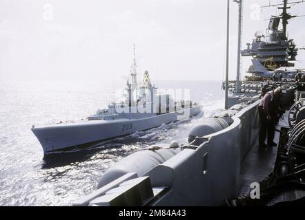 Ein Hafenbogenblick auf die kanadischen Streitkräfte, St. Laurent-Klasse, Frigate HMCS Fraser (F 233), die auf der Steuerbordseite der Forrestal-Klasse segelt, Flugzeugträger USS SARATOGA (CV 60) in Vorbereitung auf eine laufende Wiederauffüllung. Land: Atlantik (AOC) Stockfoto