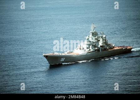 Luftbrücke Bugblick auf den nuklearbetriebenen Raketenkreuzer FRUNZE der sowjetischen Kirov-Klasse. Land: Indischer Ozean (IOC) Stockfoto