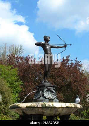 London, Hyde Park, der Huntress Fountain im Rosengarten. Stockfoto