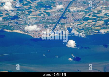 Luftaufnahme an einem sonnigen Tag mit Blick auf den Norden über die westliche Schelde in Richtung der Stadt Vlissingen in den Niederlanden. Der Kanal durch Walcheren ca. Stockfoto