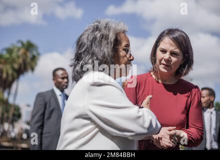 Addis Abeba, Äthiopien. 12. Januar 2023. Annalena Baerbock (Bündnis90/die Grünen, l), Außenministerin, spricht mit dem Präsidenten Äthiopiens, Sahle-Work Zewde. Baerbock möchte Gespräche mit der äthiopischen Regierung und der Regionalorganisation Afrikanische Union (AU) führen. Die äthiopische Regierung hatte im November ein Friedensabkommen mit der Tigray People's Liberation Front (TPLF) geschlossen. Kredit: Michael Kappeler/dpa/Alamy Live News Stockfoto