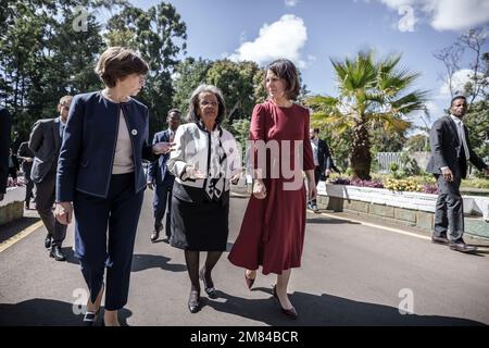 Addis Abeba, Äthiopien. 12. Januar 2023. Annalena Baerbock (Bündnis90/die Grünen, r) Außenministerin, führt mit Catherine Colonna (l) Außenministerin Frankreichs, neben Sahle-Work Zewde (M), Präsidentin Äthiopiens. Baerbock plant Gespräche mit der äthiopischen Regierung und der Regionalorganisation der Afrikanischen Union (AU). Die äthiopische Regierung hatte im November ein Friedensabkommen mit der Tigray People's Liberation Front (TPLF) geschlossen. Kredit: Michael Kappeler/dpa/Alamy Live News Stockfoto