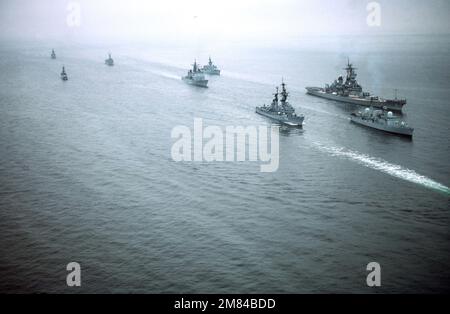 Luftaufnahme der Schiffe, die an der Übung BALTOPS '85 teilnehmen. Führend ist der britische Zerstörer HMS LIVERPOOL (D-92), gefolgt vom deutschen Zerstörer FGS-SCHIMMELPILZE (D-186), dem Schlachtschiff USS IOWA (BB 61), und der vierte in der Reihe ist der geführte Raketenkreuzer USS TICONDEROGA (CG 47). Gegenstand Betrieb/Serie: BALTOPS '85 Land: Ostsee Stockfoto