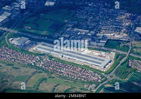 Luftaufnahme des riesigen Lagerhauses, das von Sainsbury's Supermarket neben der Autobahn M25 in Waltham Abbey, Essex betrieben wird. Sonniger Frühlingsnachmittag. Stockfoto