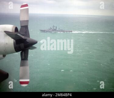 Backbord-Strahl-Ansicht eines sowjetisch modifizierten Kashin-Klasse-gesteuerten Raketenzerstörers im Einsatz, aus Sicht eines P-3 Orion-Flugzeugs. Dieses Schiff ist Teil einer sowjetischen Bodenaktionsgruppe. Land: Karibik Stockfoto