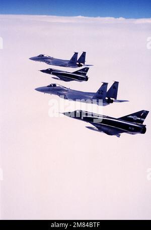 Zwei F-15A Eagle-Flugzeuge der taktischen Kampfgeschwader 44. und zwei Royal Australian Air Force Mirage III fliegen während der Übung Coral Sea '85 in Formation. Betreff Betrieb/Serie: KORALLENSEE '85 Land: Australien (AUS) Stockfoto