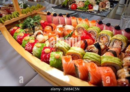 Auswahl an Sushi auf dem Serviertisch, Furshet Stockfoto