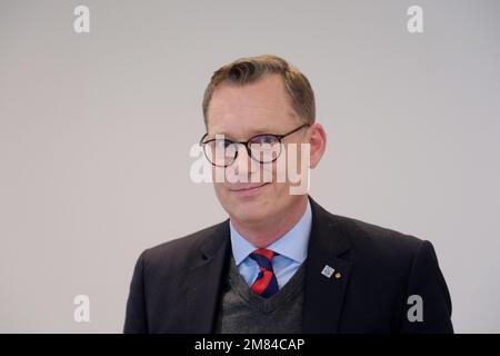 Zeitz, Deutschland. 11. Januar 2023. Christian Thieme (CDU), Oberbürgermeister von Zeitz, lächelt in die Kamera. Die Hamburger sind seit 2016 im Amt und wollen die Bürgermeisterwahl am 5. März 2023 gewinnen. Kredit: Sebastian Willnow/dpa/Alamy Live News Stockfoto