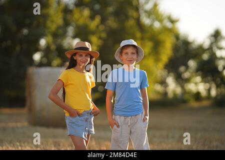 Kinder in Kleidung der Farben der ukrainischen Flagge, rette die Ukraine, rette ukrainische Kinder, stoppe den Krieg und Mord Stockfoto