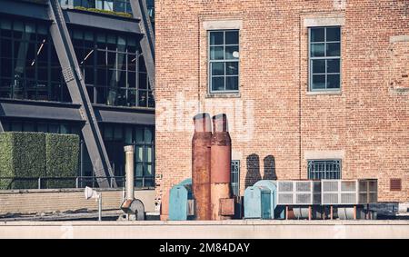 Urbane Szene mit rostigen Auspuffrohren, Farbtonung aufgetragen, New York City, USA. Stockfoto