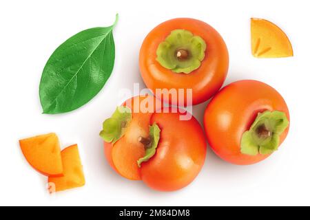 Persimonenfrucht, isoliert auf weißem Hintergrund mit voller Schärfentiefe. Draufsicht. Flach verlegt Stockfoto