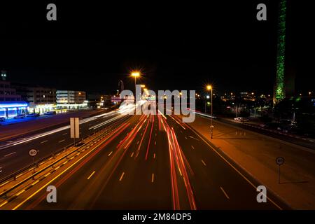 Langzeitbelichtung von Autos, die über eine Autobahn in Dubai City in den Vereinigten Arabischen Emiraten fahren Stockfoto