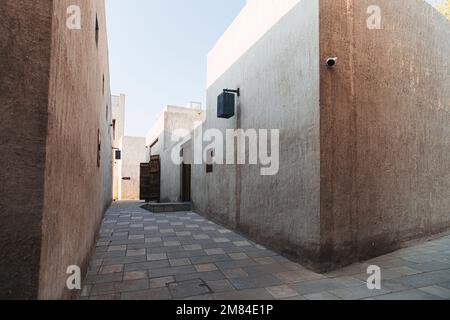 Das Alte Dubai. Traditionelle arabische Straßen im historischen Al Fahidi-Viertel, Al Bastakiya. Dubai, Vereinigte Arabische Emirate. Stockfoto