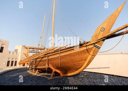 Altes hölzernes Ruderboot im historischen Dubai. Bootsinstallation. Heritage Village. Stockfoto