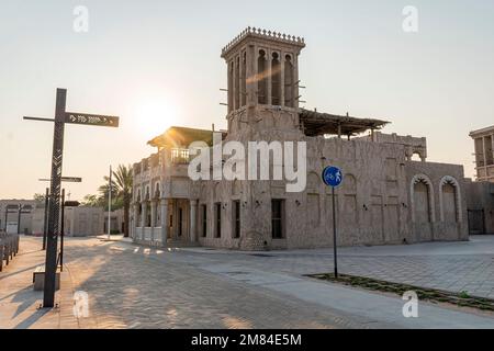 Das Alte Dubai. Traditionelle arabische Straßen im historischen Al Fahidi-Viertel, Al Bastakiya. Dubai, Vereinigte Arabische Emirate. Stockfoto