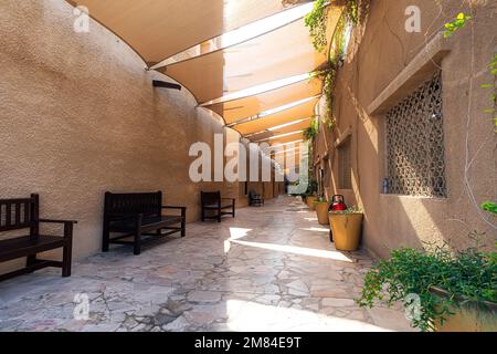 Das Alte Dubai. Traditionelle arabische Straßen im historischen Al Fahidi-Viertel, Al Bastakiya. Dubai, Vereinigte Arabische Emirate. Stockfoto