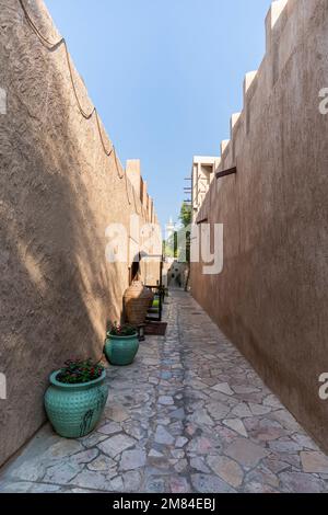 Das Alte Dubai. Traditionelle arabische Straßen im historischen Al Fahidi-Viertel, Al Bastakiya. Dubai, Vereinigte Arabische Emirate. Stockfoto