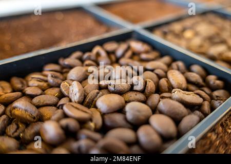 Makro-Nahaufnahme der Kaffeebohnen. Verschiedene Kaffeesorten. Stockfoto