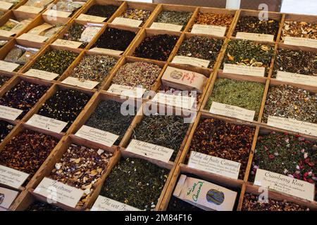 Nizza, Frankreich - 12. August 2018: Teesortiment in Holzkisten auf einer Theke des Straßenmarkts Stockfoto