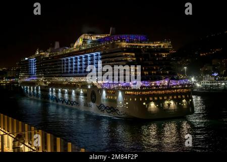 Aida.de Uhr Kreuzfahrtschiff AIDAnova verlässt Santa Cruz de Tenerife, Spanien, Kanarische Inseln, vor Westafrika. Stockfoto