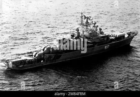 Ein Steuerbord-Blick auf den sowjetischen Raketenzerstörer ZADORNYY der Klasse Krivak I. Land: Unbekannt Stockfoto