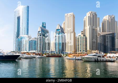 Dubai Marina Wolkenkratzer, Hafen mit Luxusyachten und Marina Promenade, Dubai Vereinigte Arabische Emirate Stockfoto