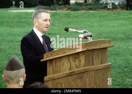 H. Ross Perot, ein ehemaliger Klassenkamerad von Lieutenant. OBERST. William Leftwich bei den USA Marineakademie, spricht Gäste an der Enthüllung einer Statue zu Ehren von Leftwich, der 1970 bei einem Hubschrauberabsturz in Vietnam starb. Perot ist verantwortlich für die Inbetriebnahme und Finanzierung der 1,80 m hohen Bronzeskulptur. Basis: Marinestützpunkt, Quantico Bundesstaat: Virginia (VA) Land: Vereinigte Staaten von Amerika (USA) Stockfoto