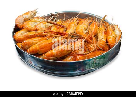 Die frische Garnelen kochen und bereiten Sie das Garnelenmenü in einem rostfreien Topf auf weißem Isolat zu. Stockfoto